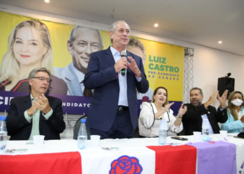 Ciro Gomes recebe título de Cidadão Amazonense e anuncia pré-candidaturas do PDT no estado