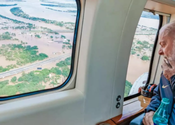 Lula sobrevoa áreas atingidas por enchentes no Rio Grande do Sul