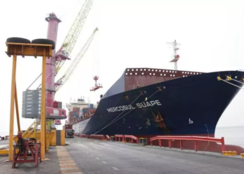 Após 70 dias de seca, primeiro navio de grande porte atraca em Manaus