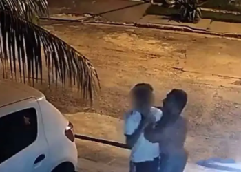 Policial Militar enforca adolescente após ter carro riscado