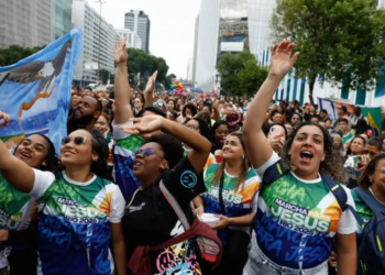 Evangélicos crescem e representam mais de um quarto da população