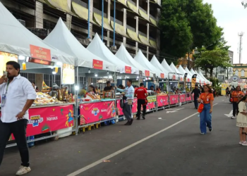 Barracas de vendas de comidas no Sou Manaus passo a paço