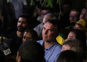 Flávio Bolsonaro impõe condições para liberar sigilos