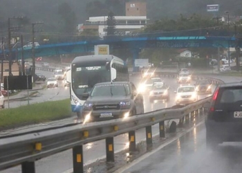 Frente fria leva tempestades e granizo ao centro-sul do país