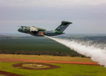 Chuva artifical: Avião KC-390 possui tecnologia de lançamento de água sobre incêndios florestais