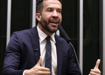 Deputado André Janones é internado com arritmia em São Paulo