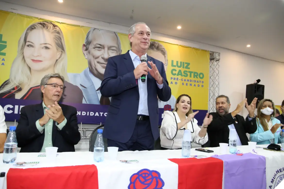 Ciro Gomes recebe título de Cidadão Amazonense e anuncia pré-candidaturas do PDT no estado