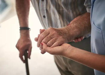 Dia Nacional do Cuidador de Idosos: ocupação ganha importância com aumento da expectativa de vida no Brasil