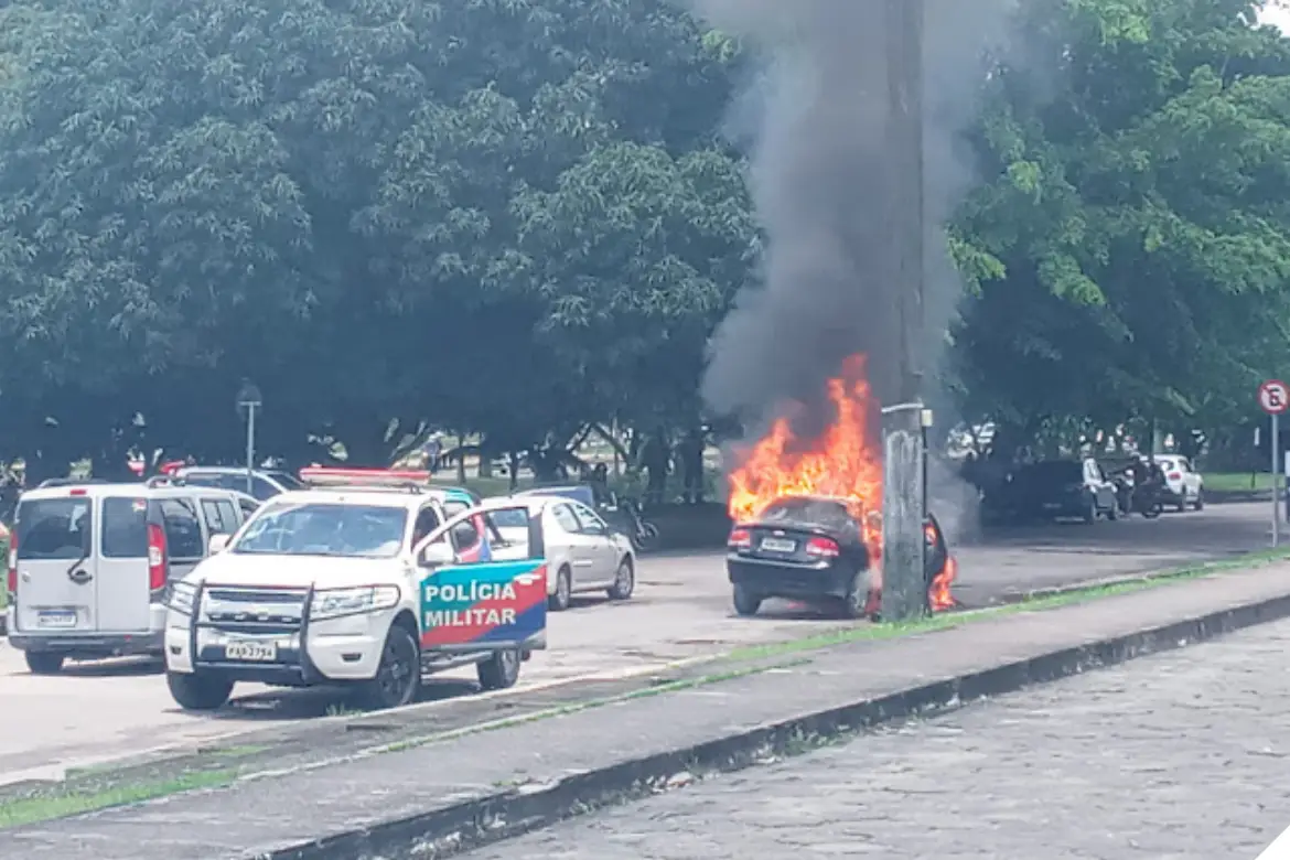 Carro pega fogo dentro da Universidade Nilton Lins em Manaus