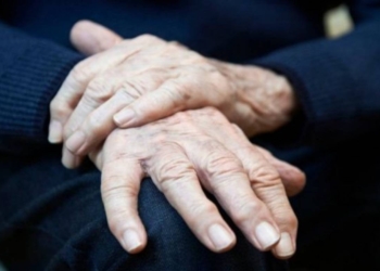 Neurologista faz alerta sobre sintomas iniciais do Mal de Parkinson