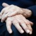 Neurologista faz alerta sobre sintomas iniciais do Mal de Parkinson