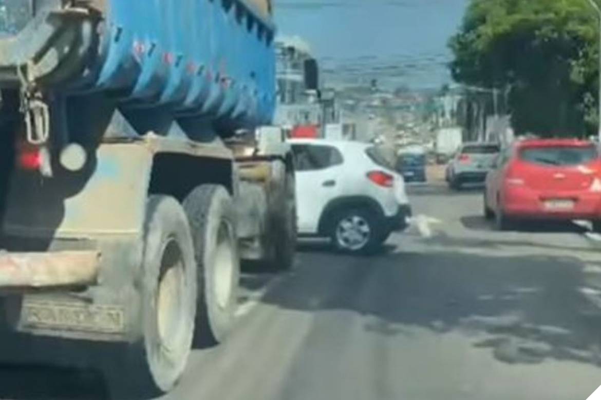 Vídeo mostra caminhão arrastando carro por rua em Manaus