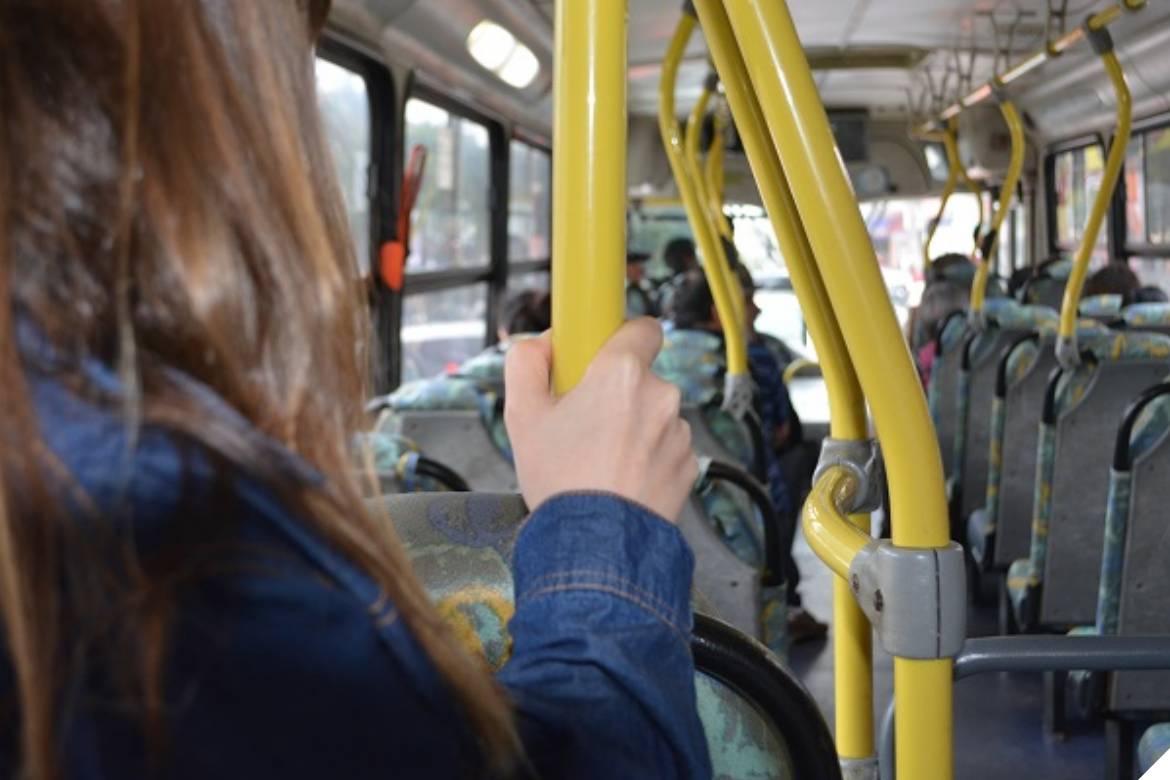 Gasolina mais cara faz com que pessoas recorram ao transporte público