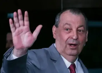 Eduardo Bolsonaro paga R$ 36 mil a Omar Aziz por danos morais