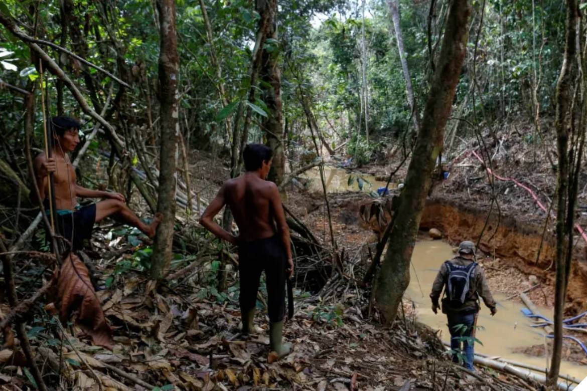 Sem medicamentos, ianomâmis denunciam que crianças indígenas estão expelindo vermes pela boca