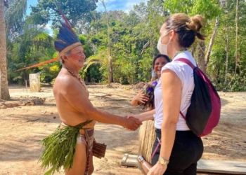 Modelo Russa leva fãs à loucura com tamanho do bumbum que mal cabe no fio dental; VEJA