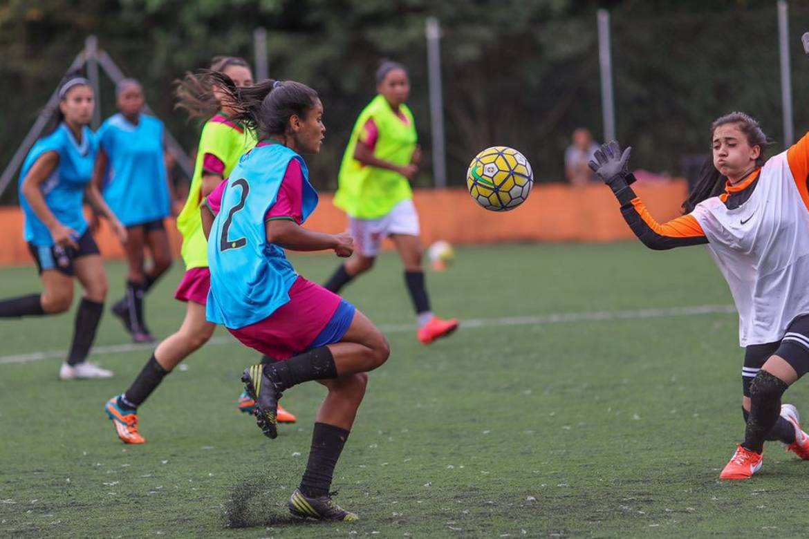 Futebol feminino cresce, porém ainda é predominantemente amador no Brasil