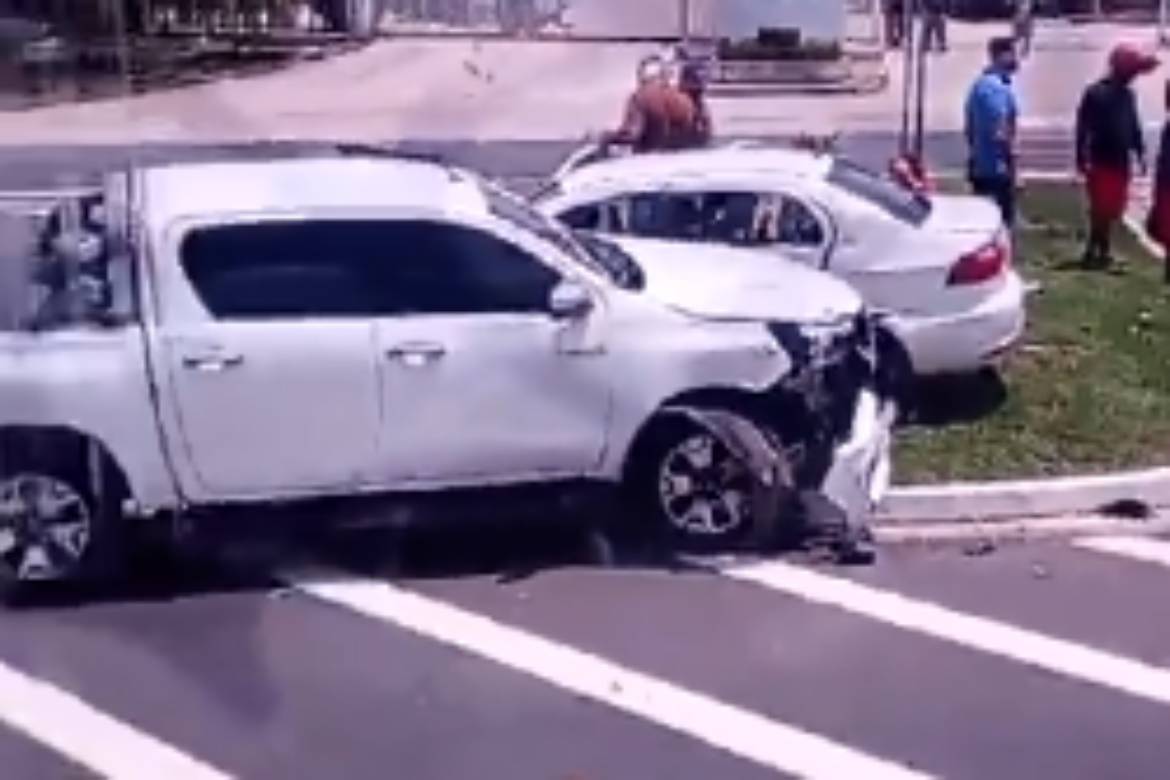 Carro colide com picape do prefeito David Almeida, em Manaus