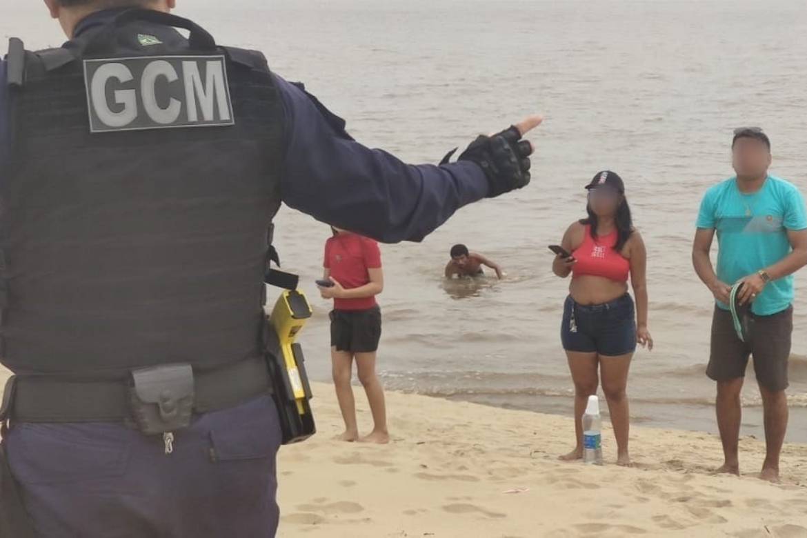 Banhistas são flagrados descumprindo interdição da praia da Ponta Negra, em Manaus