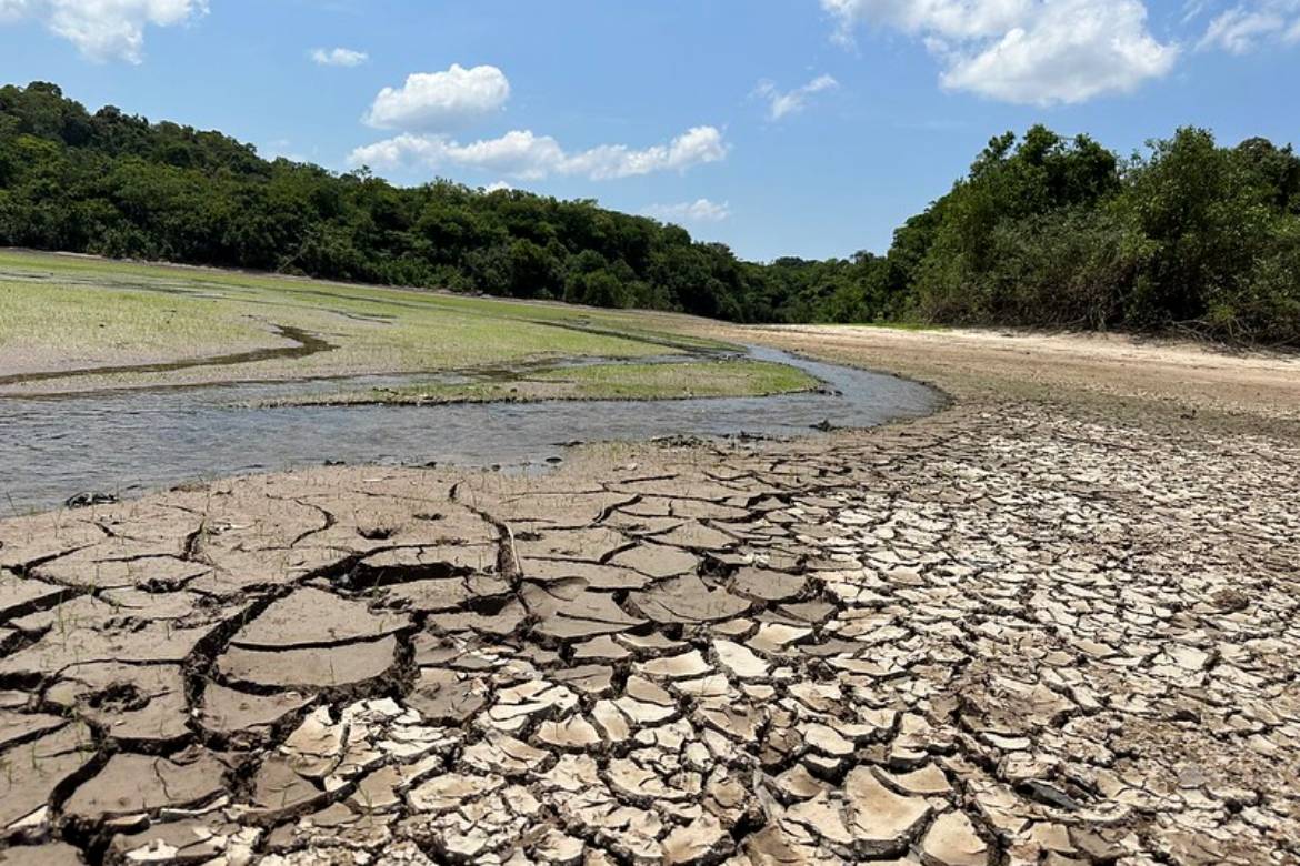 Rio Negro registra vazante histórica e atinge menor cota já registrada em 121 anos