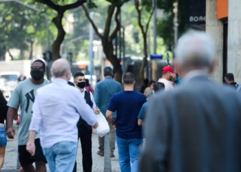 Expectativa de vida sobe para 75,5 anos após queda na pandemia