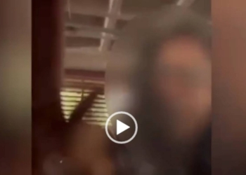 Colisão de carros causa uma confusão em estacionamento de shopping de Manaus