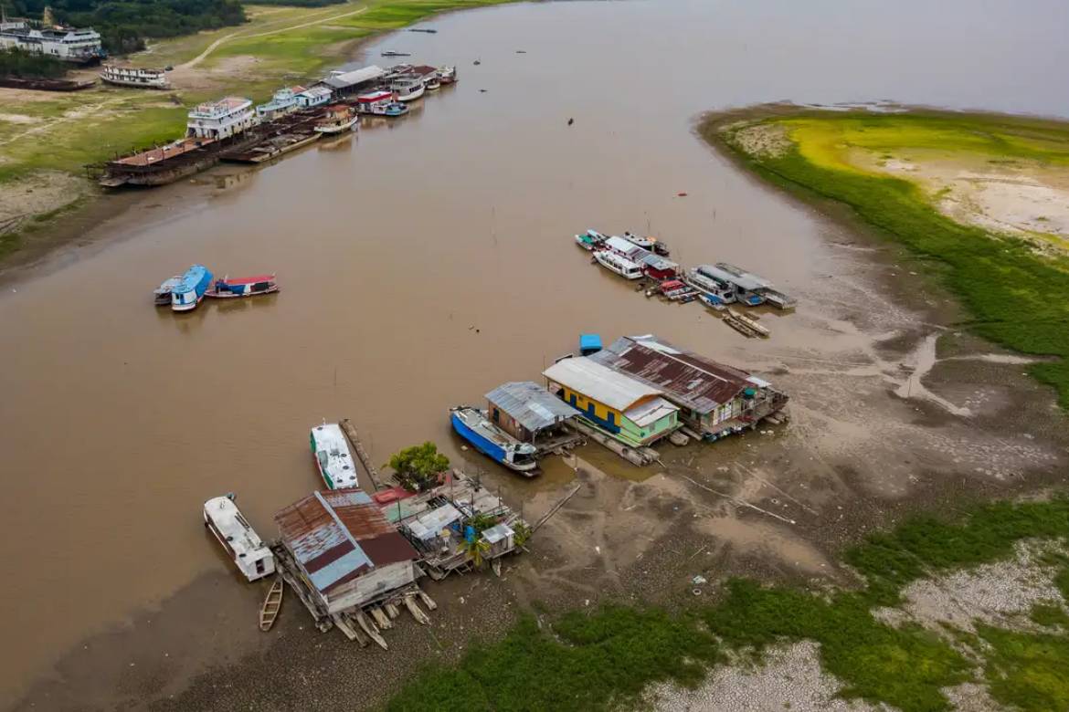 Após sofrer com nuvem de fumaça, chove em Manaus