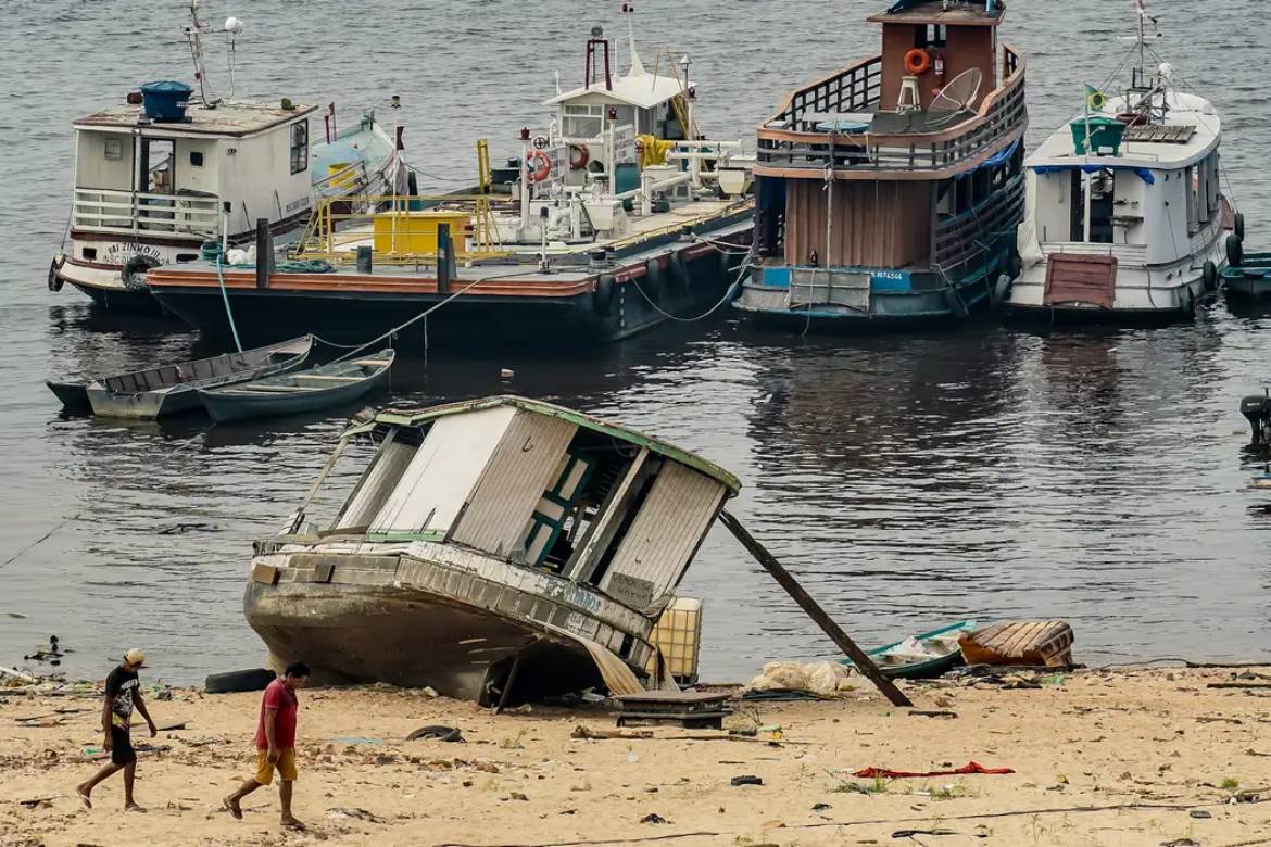 Com seca no Amazonas, ribeirinhos têm dificuldades para se locomover