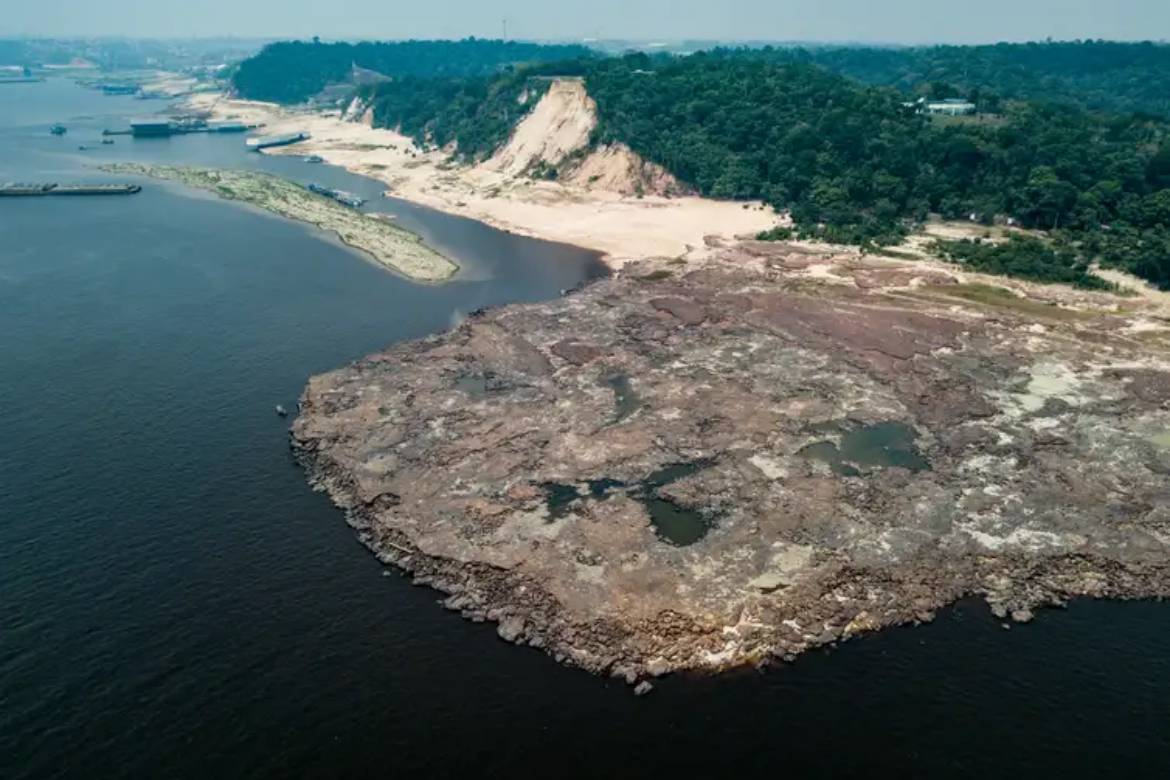 Gravuras de sítio arqueológico são vistas durante seca em Manaus