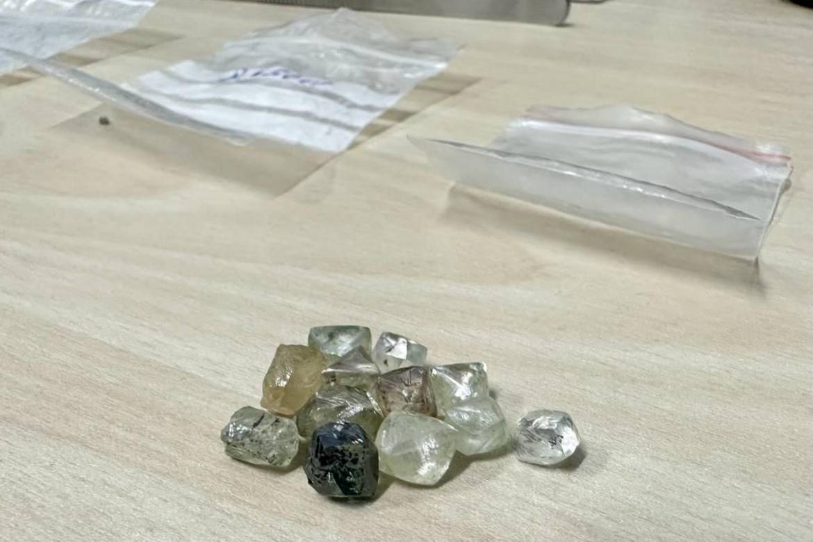 Homem é preso tentando vender diamantes avaliados em R$ 1 milhão, em Manaus