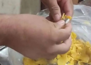 Mulher é presa tentando entrar com drogas dentro de banana frita em presídio no Acre