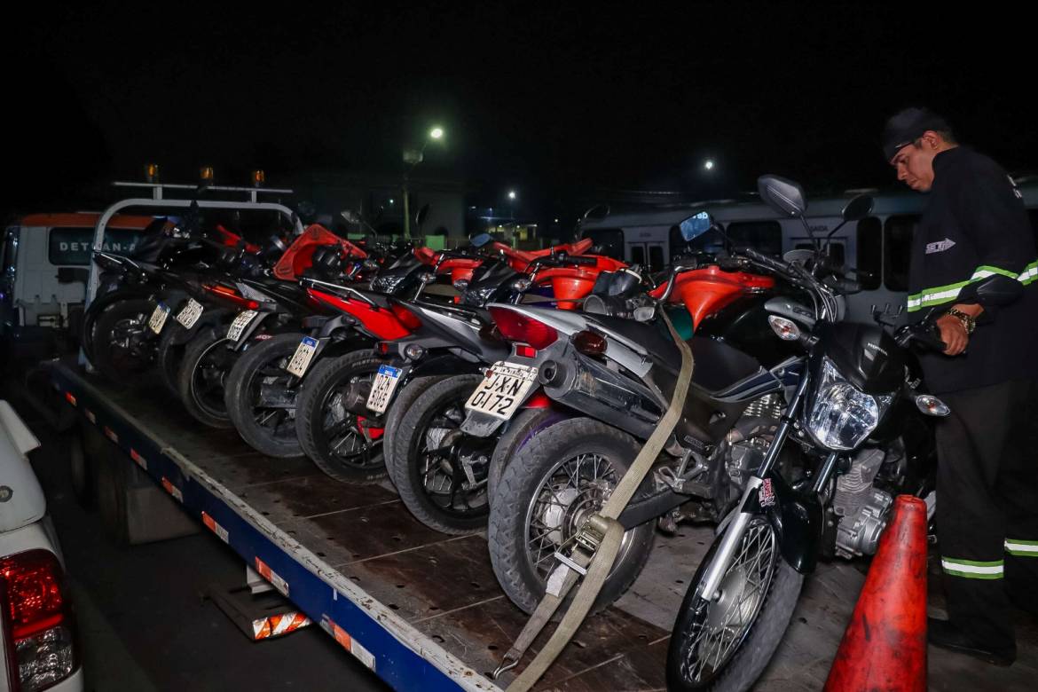 Motociclista tenta fugir de fiscalização contra ‘rolezinho’ e acaba preso com documento falso do veículo em Manaus