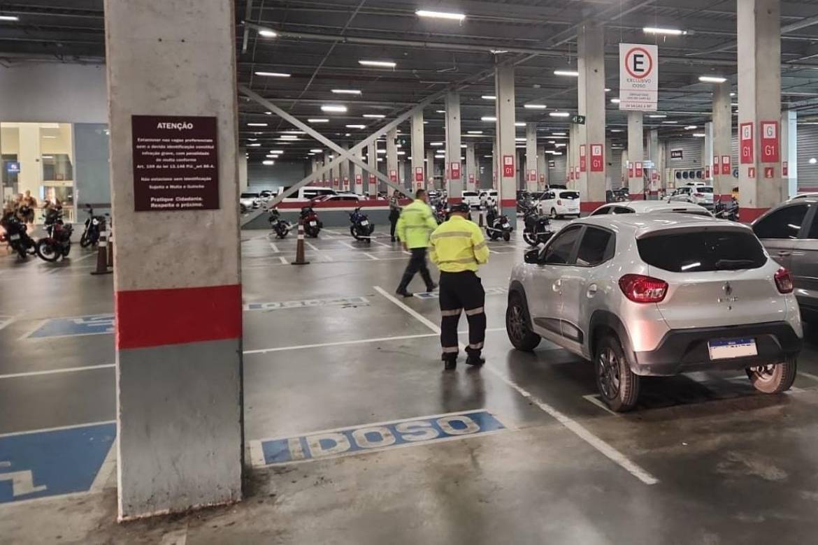 Operação multa motoristas estacionados em vagas especiais em Manaus