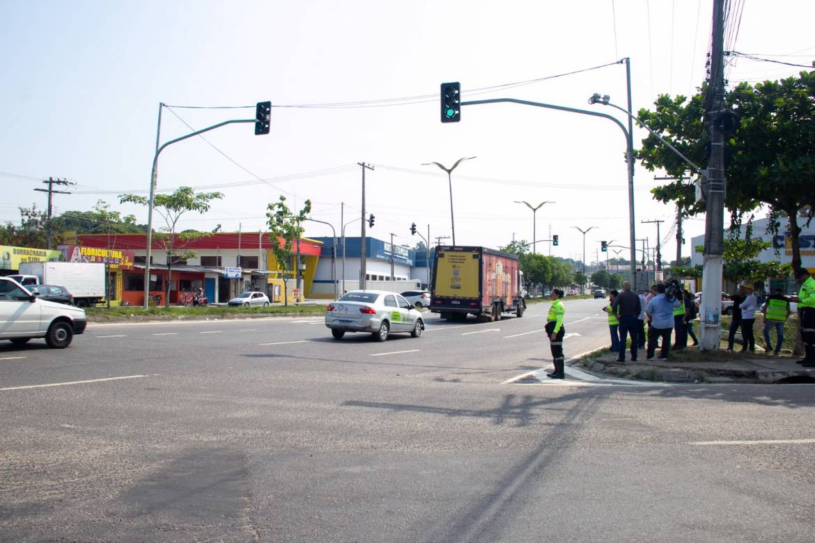 Novos semáforos instalados na Avenida Passarinho visa evitar acidentes fatais, na zona Norte de Manaus