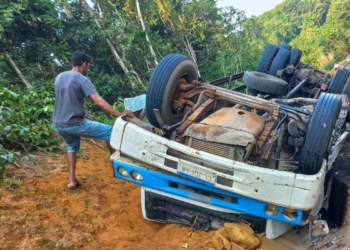 Corpo de Bombeiros atende 13 vítimas de tombamento de caminhão na AM-070