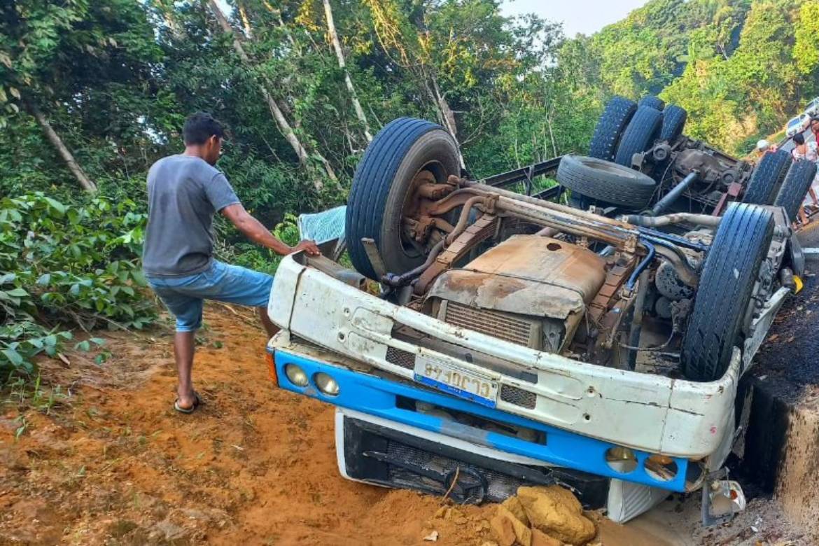 Corpo de Bombeiros atende 13 vítimas de tombamento de caminhão na AM-070