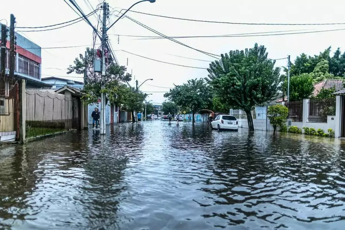 Mortes por chuvas no RS chegam a 66 e ultrapassam tragédia de 2023