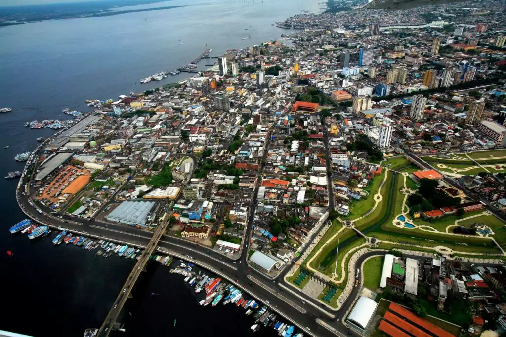 Na beira do rio Negro, Manaus é uma das maravilhas da Região Norte – Foto: Clóvis Miranda