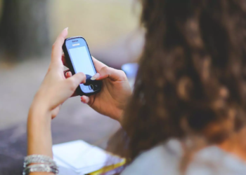 Amazonas: 95% dos domicílios têm celulares e somente 2,2% de telefone móveis. Dos 1,2 milhões de domicílios no Amazonas, 1,1 milhão tinha telefone em 2023. (Foto: Reprodução/Canva)