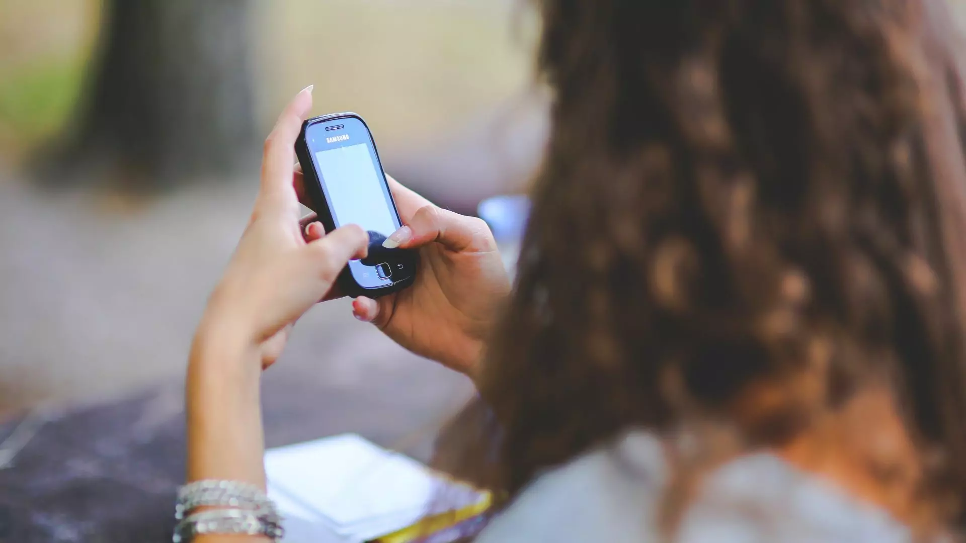 Amazonas: 95% dos domicílios têm celulares e somente 2,2% de telefone móveis. Dos 1,2 milhões de domicílios no Amazonas, 1,1 milhão tinha telefone em 2023. (Foto: Reprodução/Canva)