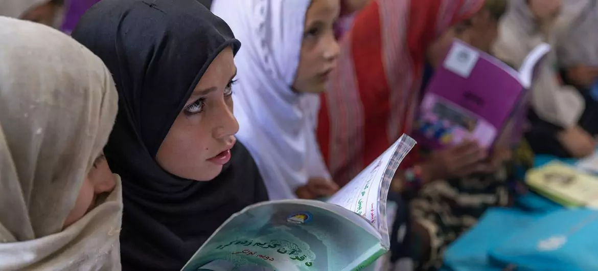 Mais de 1 milhão de meninas foram proibidas de ir à escola desde 2021 no Afeganistão. Meninas estudam numa escola apoiada pela Unicef na província de Paktika, Afeganistão (Foto: Unicef/Sayed Bidel/ Arquivo)