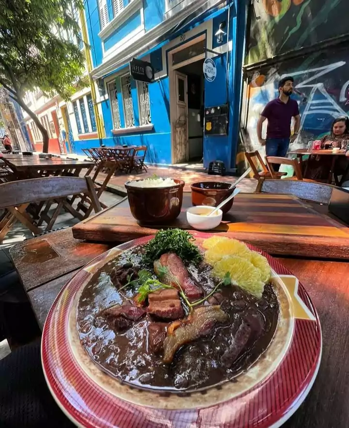 Lucilene Castro celebra o aniversário de três anos do Bar e Restauranrte Japeto