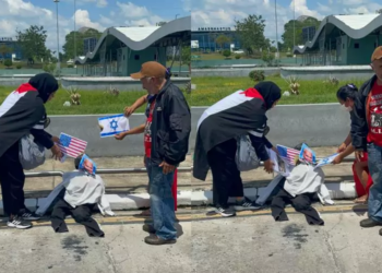 Manifestantes queimam bandeiras dos EUA e Israel em Manaus