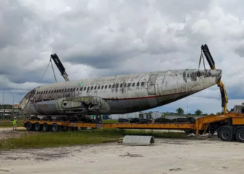 Aeronave é removida de área abandonada no Aeroporto de Manaus