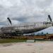 Aeronave é removida de área abandonada no Aeroporto de Manaus