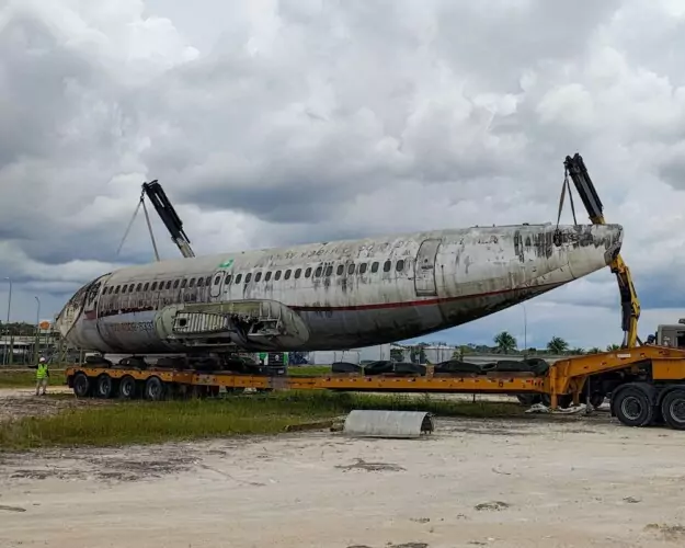 Aeronave é removida de área abandonada no Aeroporto de Manaus