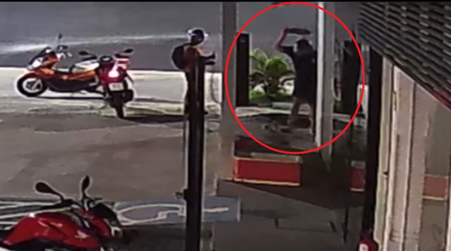 Homem é preso após agredir cadela com pauladas em posto de gasolina em Manaus