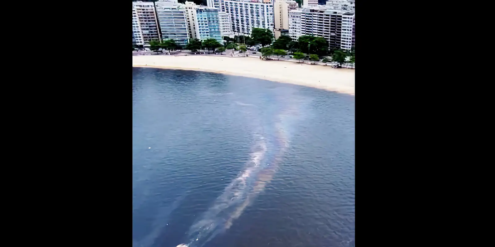 Secretaria identifica navio que derramou óleo na Baía de Guanabara