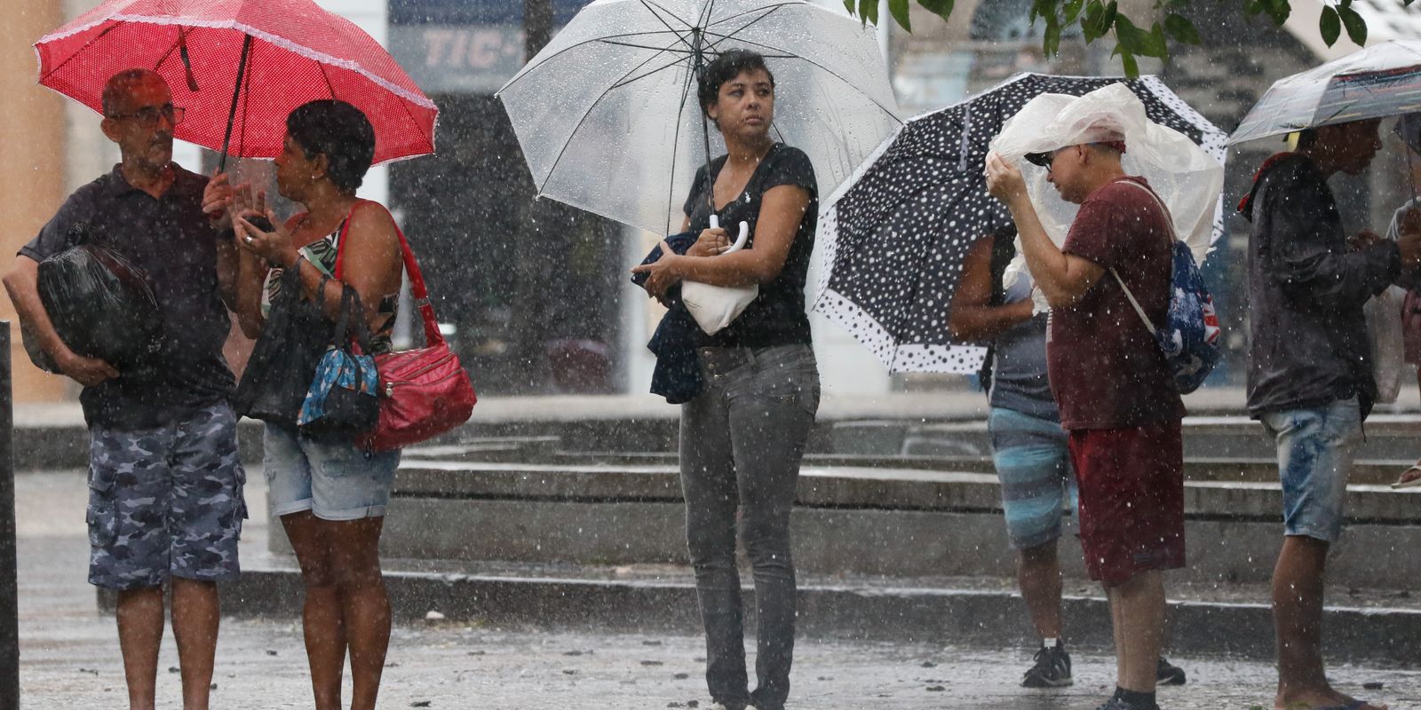 Inmet faz alerta para chuvas intensas em grande parte do país