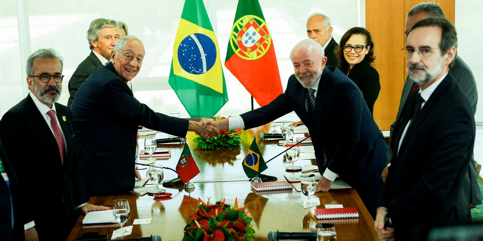 Presidentes do Brasil e de Portugal se reúnem no Palácio do Planalto